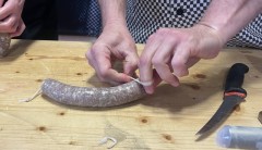 Recept na grilovací klobásy s medvědím česnekem