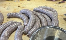 Recept na grilovací klobásy s medvědím česnekem