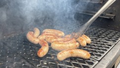 Recept na grilovací klobásy s medvědím česnekem