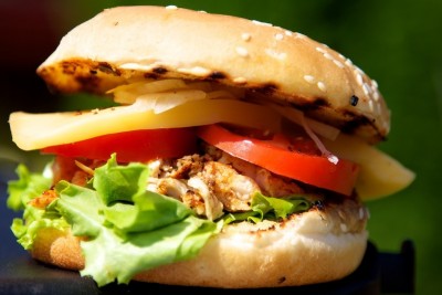 Hamburger s trhaným masem