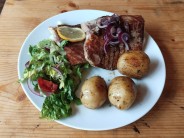 Recept na kapra na grilu se sal&aacute;tem a bramborem