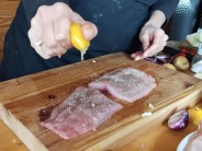 Recept na kapra na grilu se sal&aacute;tem a bramborem