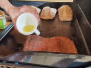 Recept na kapra na grilu se sal&aacute;tem a bramborem