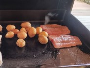 Recept na kapra na grilu se sal&aacute;tem a bramborem