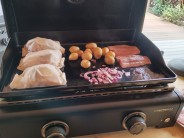 Recept na kapra na grilu se sal&aacute;tem a bramborem