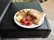 Recept na kapra na grilu s opečenou bagetou