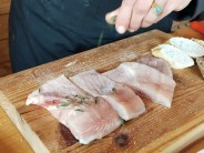 Recept na kapra na grilu s opečenou bagetou