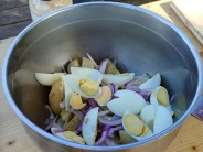 Recept na dom&aacute;c&iacute; bramborov&yacute; sal&aacute;t s koprem