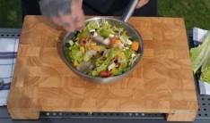 Recept na grilovan&aacute; krůt&iacute; prsa v pita chlebu podle Ornyho