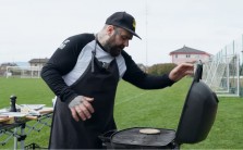 Recept na grilovan&aacute; krůt&iacute; prsa v pita chlebu podle Ornyho