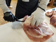 Recept na medovou klob&aacute;sa s kampotsk&yacute;m pepřem