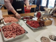 Recept na medovou klob&aacute;sa s kampotsk&yacute;m pepřem