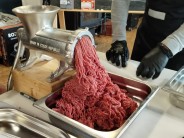 Recept na medovou klob&aacute;sa s kampotsk&yacute;m pepřem