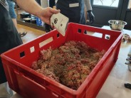 Recept na medovou klob&aacute;sa s kampotsk&yacute;m pepřem