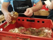 Recept na medovou klob&aacute;sa s kampotsk&yacute;m pepřem