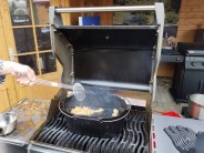 Do rozp&aacute;len&eacute;ho s&aacute;dla opatrně vkl&aacute;d&aacute;me zauzen&eacute; kousky