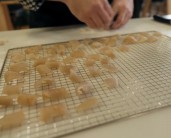 Povařen&eacute; kůže rozprostřeme na ud&iacute;c&iacute; ro&scaron;t