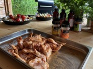 Recept na grilovan&aacute; kuřec&iacute; kř&iacute;dla v peletov&eacute;m grilu