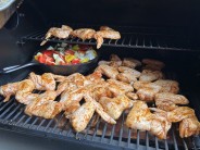 Recept na grilovan&aacute; kuřec&iacute; kř&iacute;dla v peletov&eacute;m grilu