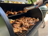 Recept na grilovan&aacute; kuřec&iacute; kř&iacute;dla v peletov&eacute;m grilu