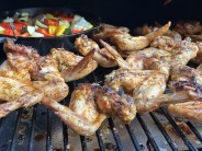 Recept na grilovan&aacute; kuřec&iacute; kř&iacute;dla v peletov&eacute;m grilu