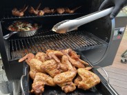 Recept na grilovan&aacute; kuřec&iacute; kř&iacute;dla v peletov&eacute;m grilu