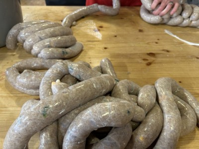 klobasa-s-cedarem-a-paprikou-jalapeno-06