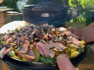 Zauzená kachní prsa na jablečných štěpkách