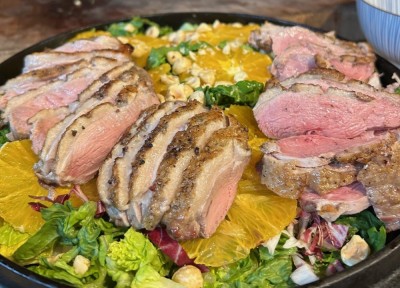 Zauzená kachní prsa na jablečných štěpkách