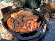 Zauzená kachní prsa na jablečných štěpkách