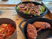 Zauzená kachní prsa na jablečných štěpkách