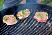 Recept na grilované kotlety s citronovo-tymiánovou marinádou