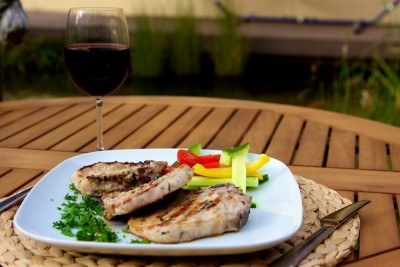 Grilované kotlety s citronovo-tymiánovou marinádou