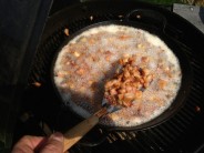 Škvaření sádla na grilu