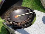 Škvaření sádla na grilu