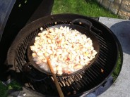 Škvaření sádla na grilu