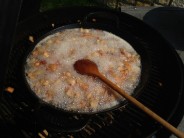 Škvaření sádla na grilu