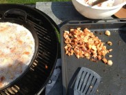 Škvaření sádla na grilu