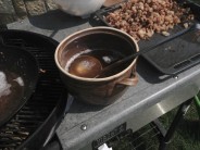 Škvaření sádla na grilu