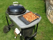 Škvaření sádla na grilu