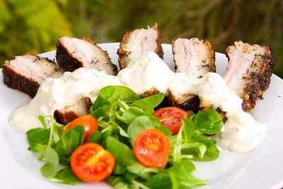 Vepřový bok s estragonem a česnekovo-paprikovou omáčkou