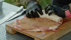 Recept na grilovanou roládu z vepřového bůčku se skořicí