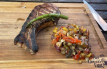 Grilované vepřové kotlety s pečenou zeleninou v ohni