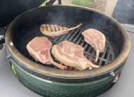 Grilované vepřové kotlety s pečenou zeleninou v ohni