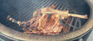 Grilované vepřové kotlety s pečenou zeleninou v ohni