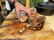 Grilované vepřové kotlety s pečenou zeleninou v ohni