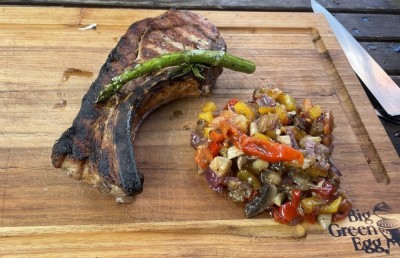 Grilované vepřové kotlety s pečenou zeleninou v ohni