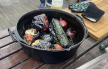 Grilované vepřové kotlety s pečenou zeleninou v ohni