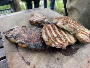 Grilované vepřové kotlety s pečenou zeleninou v ohni