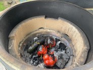 Grilované vepřové kotlety s pečenou zeleninou v ohni